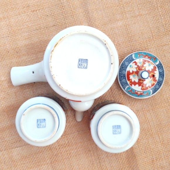 Asian porcelain side handle teapot with two cups. - Picture 4 of 4